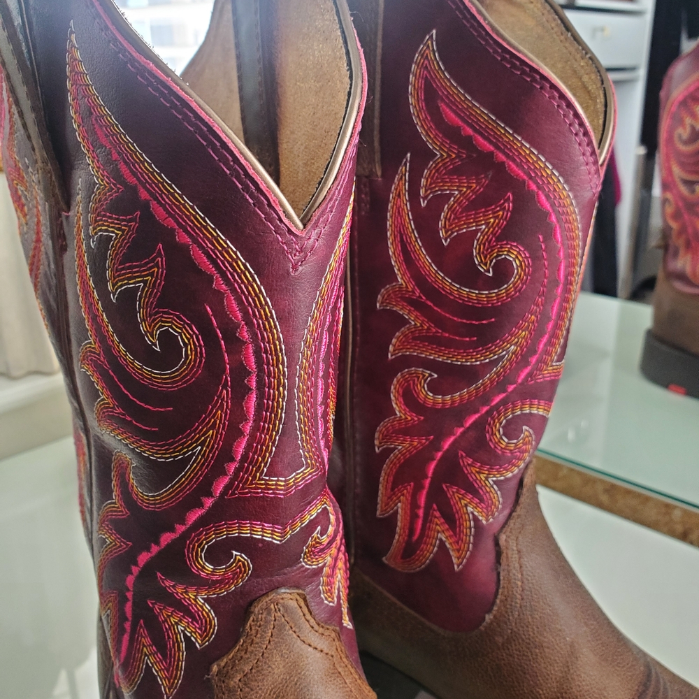 Ariat Women's Cowboy Boots Sz 9.5 Worn Once, Sold Out